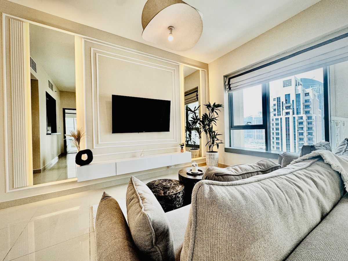 Sleek 1BR Near Burj Khalifa | Pool & Gym